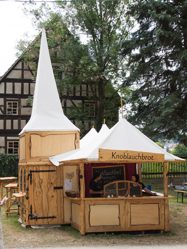 Knobistand zum Tanz&Folk Festival im Heinepark vor den Bauernhäusern